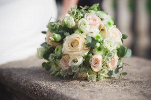 Brautstrauß mit cremefarbenen Rosen