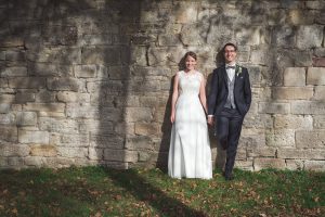 Foto eines Brautpaars vor einer Wand im Orangerie-Schlosspark Kassel